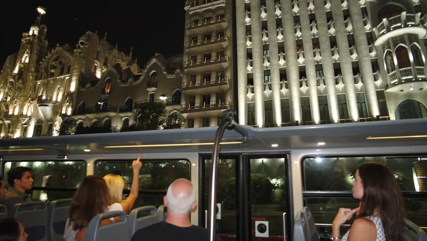 Monumento iluminado de Barcelona de noche