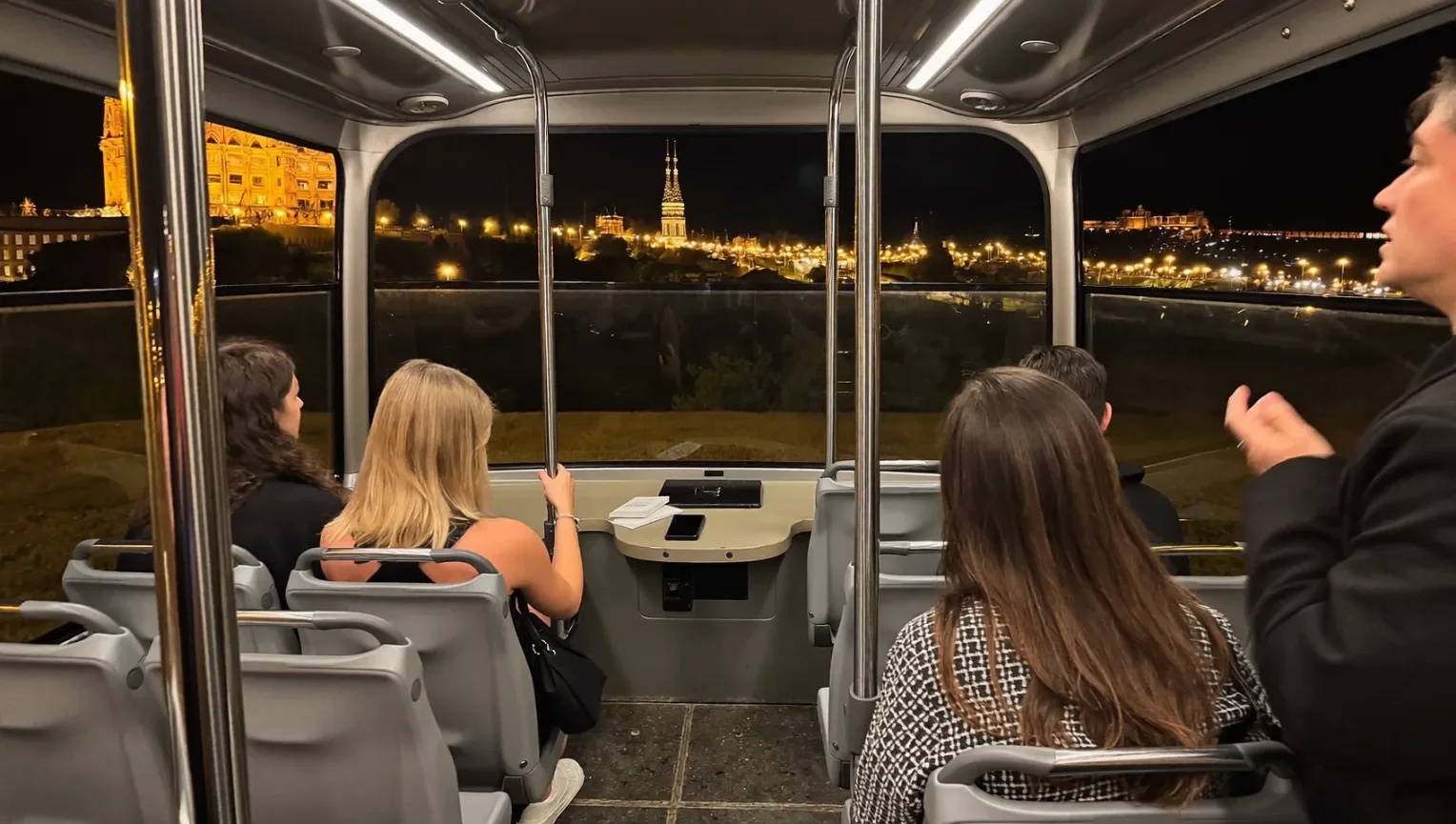 Vista nocturna de un monumento de Barcelona