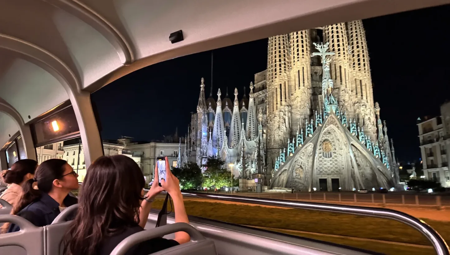 Turistas durante el tour nocturno